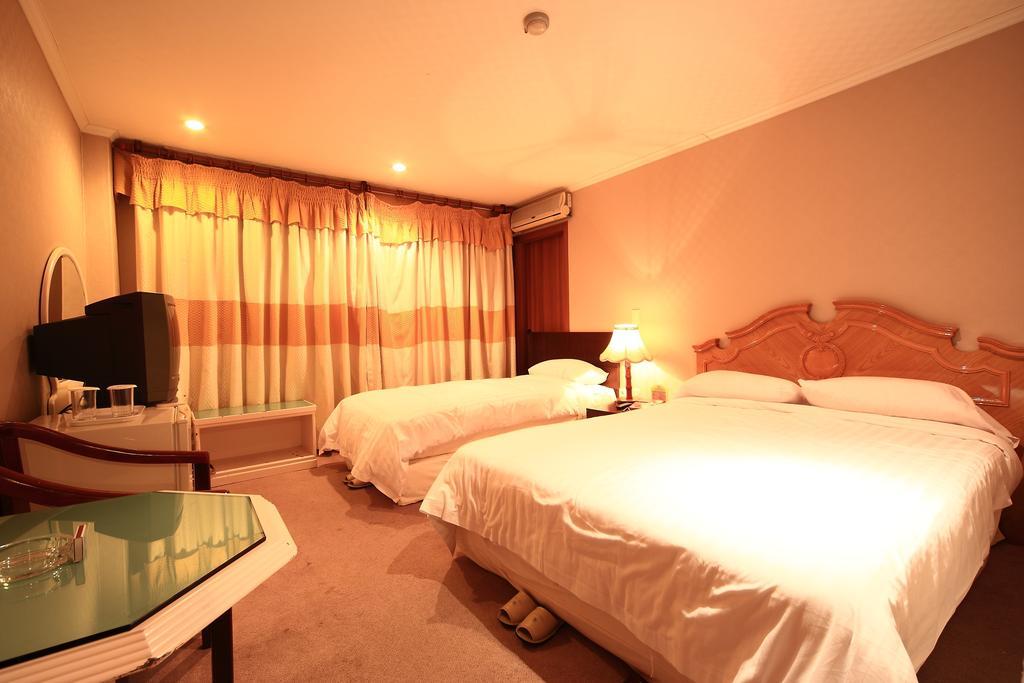 Lake Hills Hotel Songnisan Boeun Rum bild